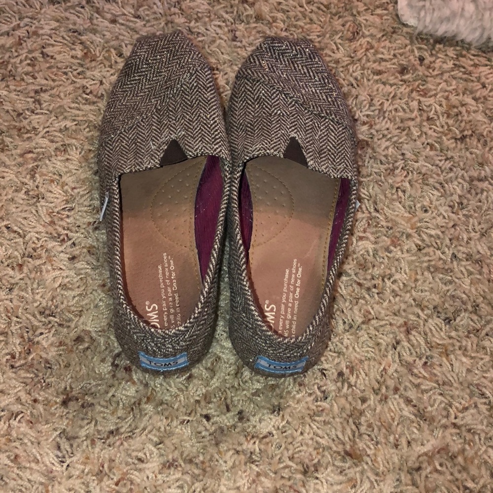Never worn toms shirt size 7.5 in great condition.